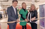 Lingens Oberbürgermeister Dieter Krone, Geschäftsführerin Dr. Isabella Goebel, Iris Lenters, Sinngeschäftsführerin in Lingen,  (von links) schneiden das Band durch und eröffnen so das neue Kaufhaus in Lingen. Foto: privat