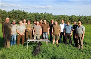 Vertreter der Sponsoren und Jäger in Getelo freuen sich über die Anschaffung einer Drohne mit Wärmebildtechnik. Foto: privat