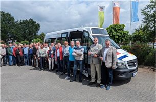 Zehn Jahre verkehrt der Bürgerbus Nordhorn - Denekamp. Dies war für die Organisatoren und Fahrer ein Grund zum Feiern. Foto: privat